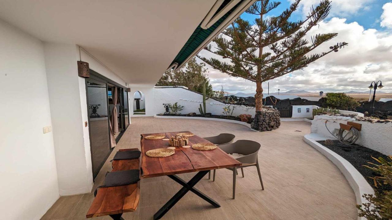 Bungalow Allende Famara Con Piscina Privada Y Ac Exterior photo