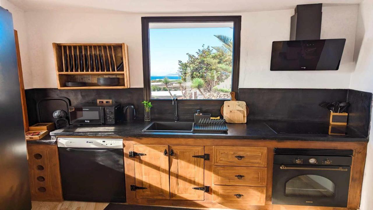 Bungalow Allende Famara Con Piscina Privada Y Ac Exterior photo